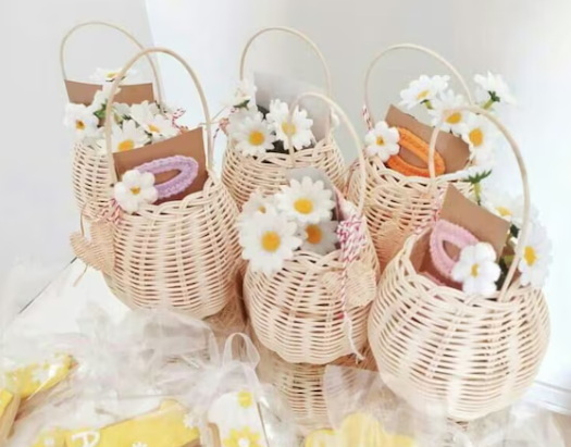 How To Decorate Wicker Baskets As A Birthday_2 How To Decorate Wicker Baskets As A Birthday_2