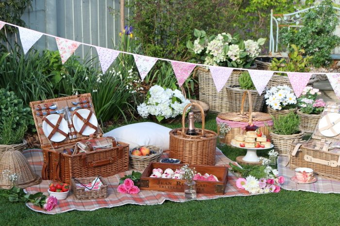 decorate a wicker basket for a wedding_2