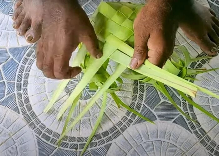 Weave A Basket Out of Palm Leaves_1