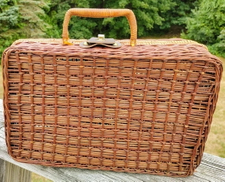 Old Wicker Picnic Basket_3.jpg