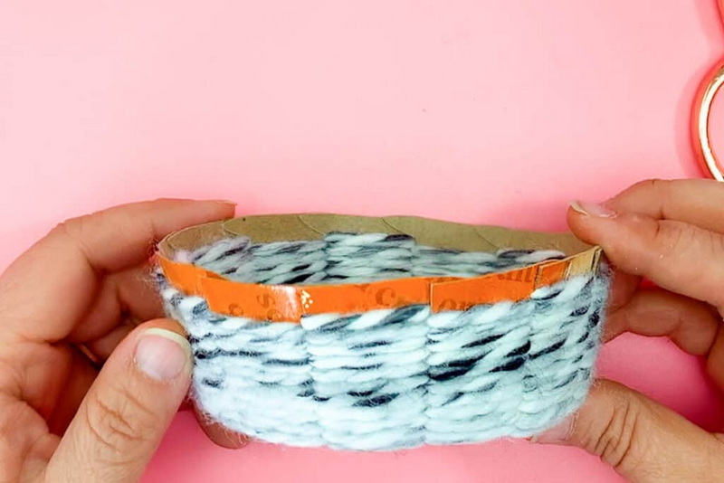 Cut A Small Box To Weave Yarn Basket_5