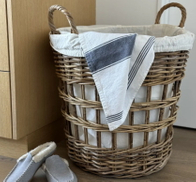 Natürlicher materieller Wäschereikorb gegen künstliches Material, das länger dauert.jpg