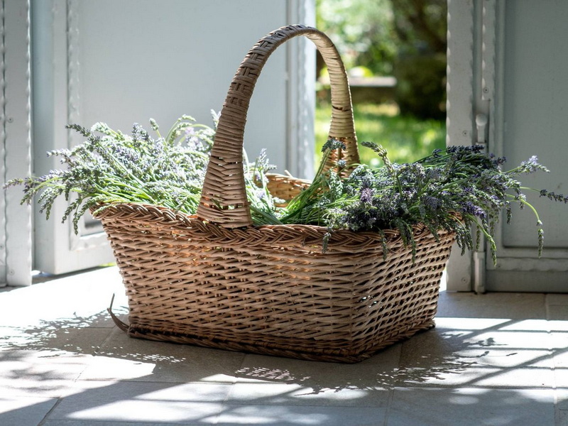 How To Dry Flowers on Wicker Baskets_3