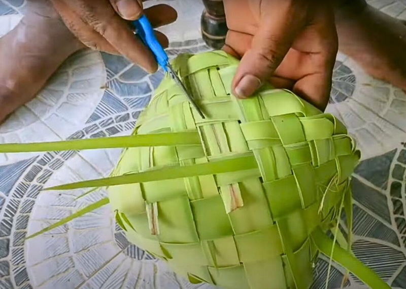 How To Weave A Simple Palm Basket?